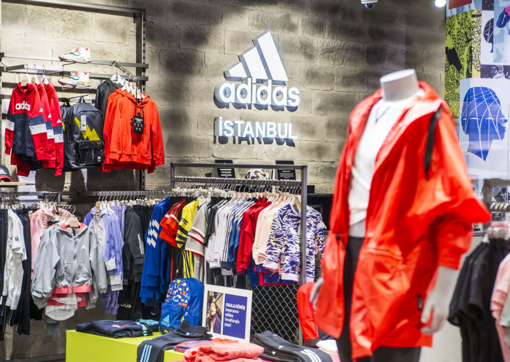 Adidas Duvar Paneli Uygulaması