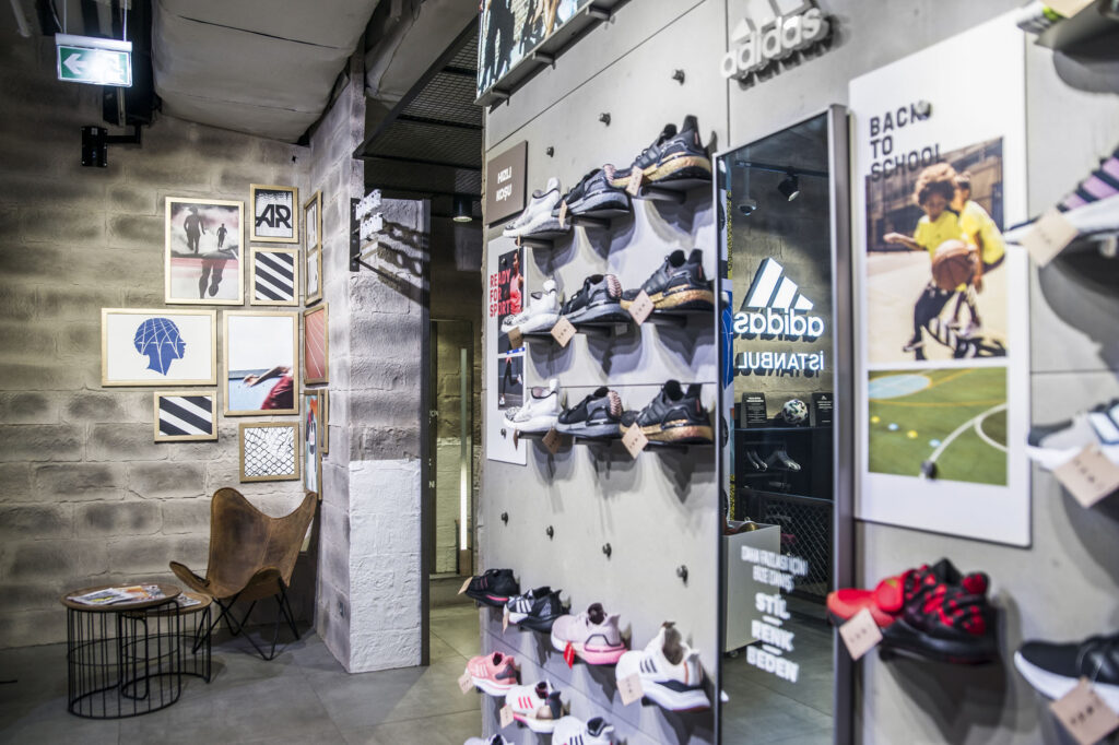 Adidas Duvar Paneli Uygulaması