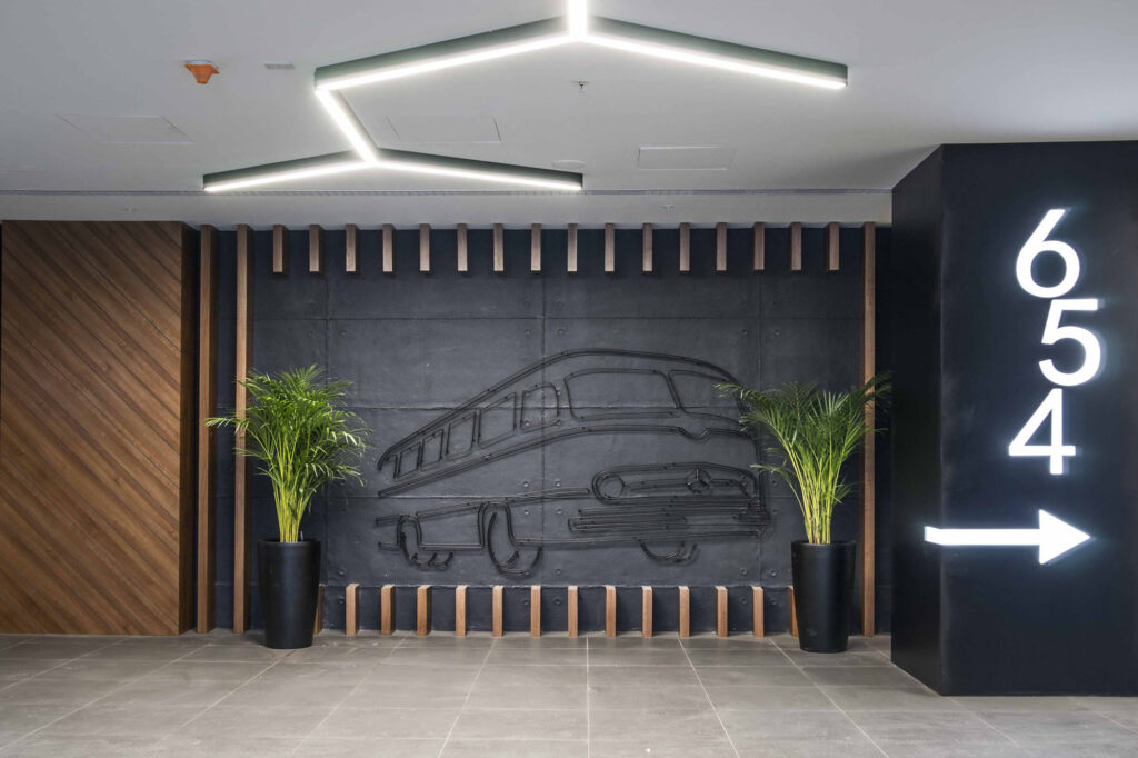 Mercedes Benz Duvar Paneli Uygulaması.