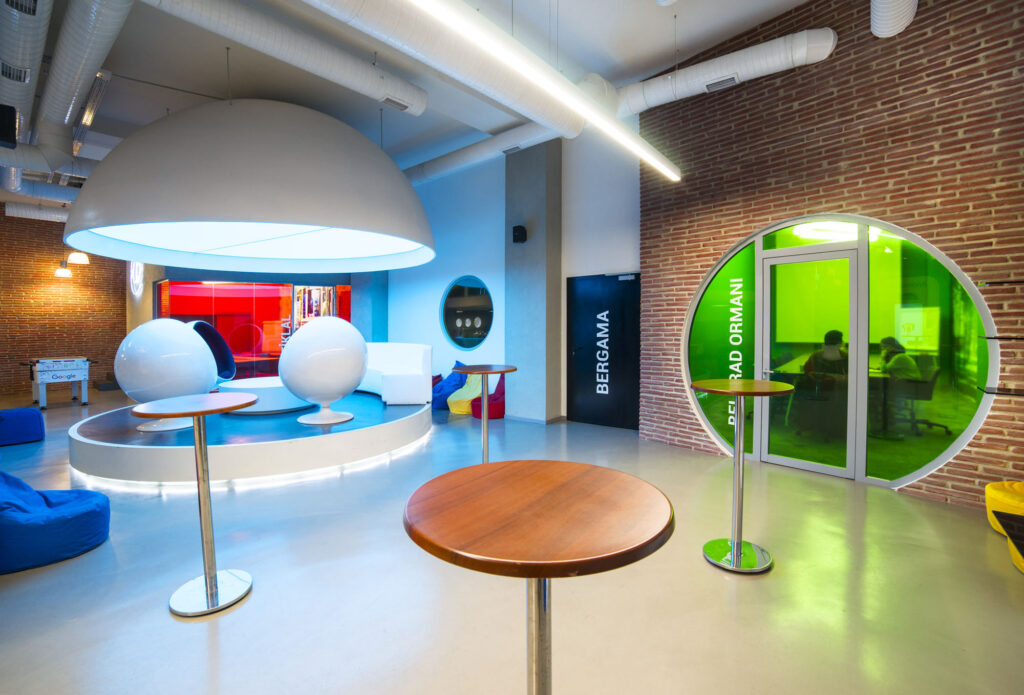 Google Türkiye Ofisi Duvar Paneli Uygulaması