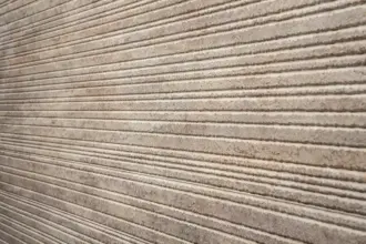 Artstone | Volkorn Travertine Noce MBT273 Kesit dekoratif duvar paneli, noce tonlu traverten dokusu ve kesitli çizgisel formuyla iç mekânlarda dinamik yüzeyler oluşturur.