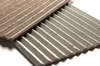 Artstone | Gyron traverten görünümlü, dikey oluklu mineral bazlı 3D duvar paneli örnekleri