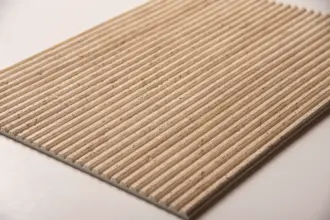 Artstone | Açık bej tonunda ince çizgili Halycon Travertine mineral bazlı dekoratif duvar paneli