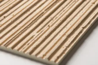 Artstone | Bej tonlu, ince kanallı Lexend mineral bazlı dekoratif 3D duvar panelinin yakın plan görünümü
