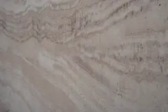 Artstone | Myra Walnut MBT238 Kesit dekoratif duvar paneli, walnut tonlu traverten dokusu ve kesitli formuyla iç mekânlarda sıcak, doğal yüzeyler oluşturur.