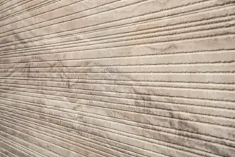 Artstone | Volkorn Travertine Walnut MBT276-3 Kesit dekoratif duvar paneli, walnut tonlu traverten dokusu ve kesitli çizgisel formuyla iç mekânlarda sıcak, dinamik yüzeyler oluşturur.