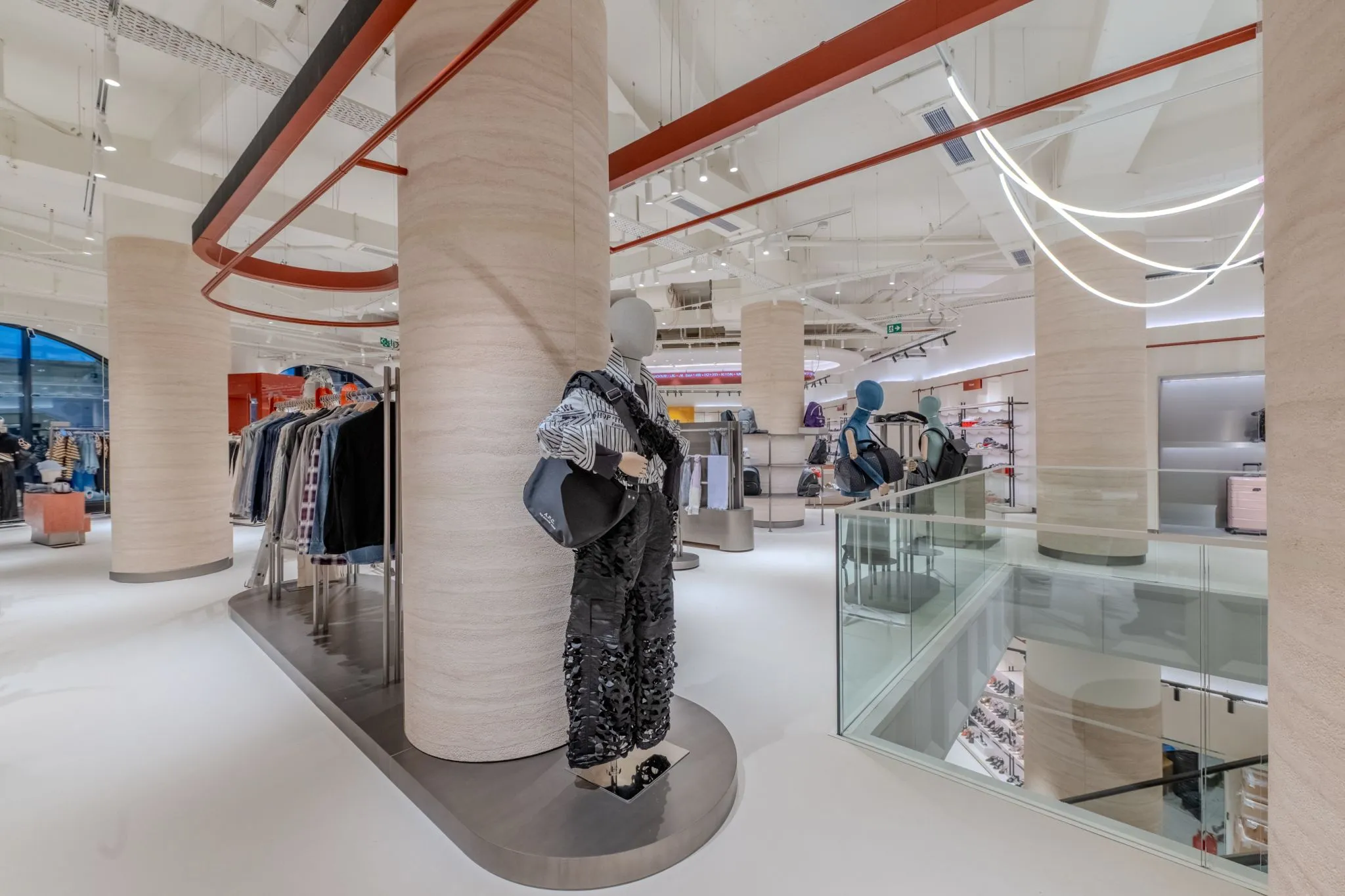 Artstone | Sillyon Travertine columns and display area in Beymen store