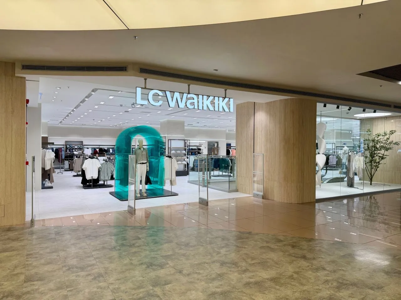 Artstone | Travertine wall panel application at LC Waikiki Capacity Mall storefront