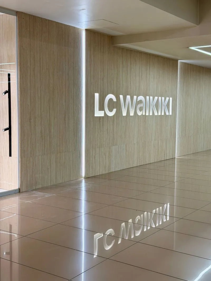 Artstone | Travertine wall panel application at LC Waikiki Capacity Mall storefront