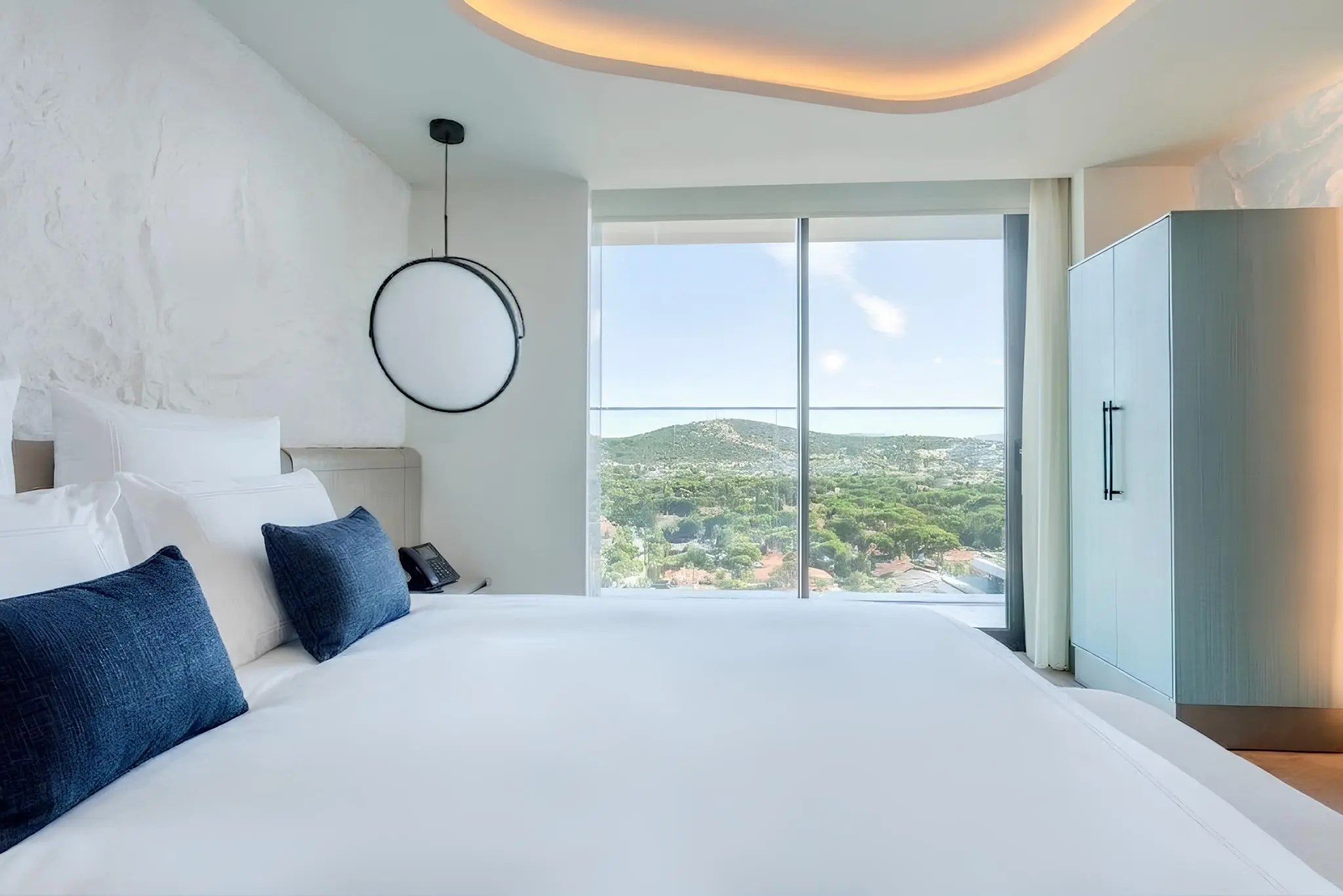 Artstone | Roca Blanca rock wall panel application in a guest room at Swissôtel Resort & Spa Çeşme
