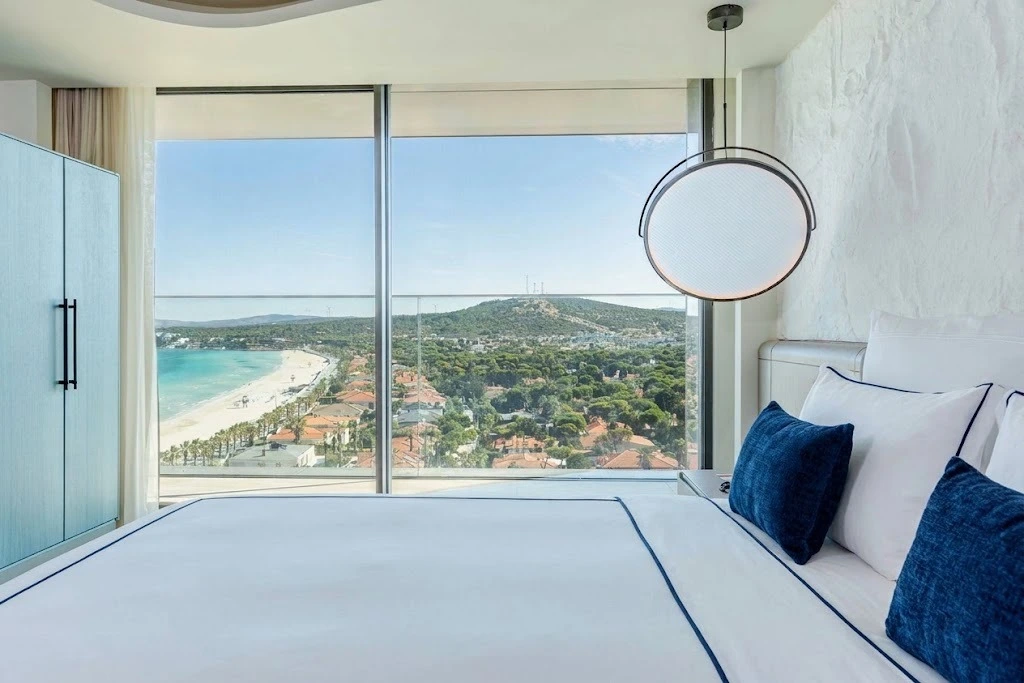 Artstone | Roca Blanca rock wall panel application in a guest room at Swissôtel Resort & Spa Çeşme