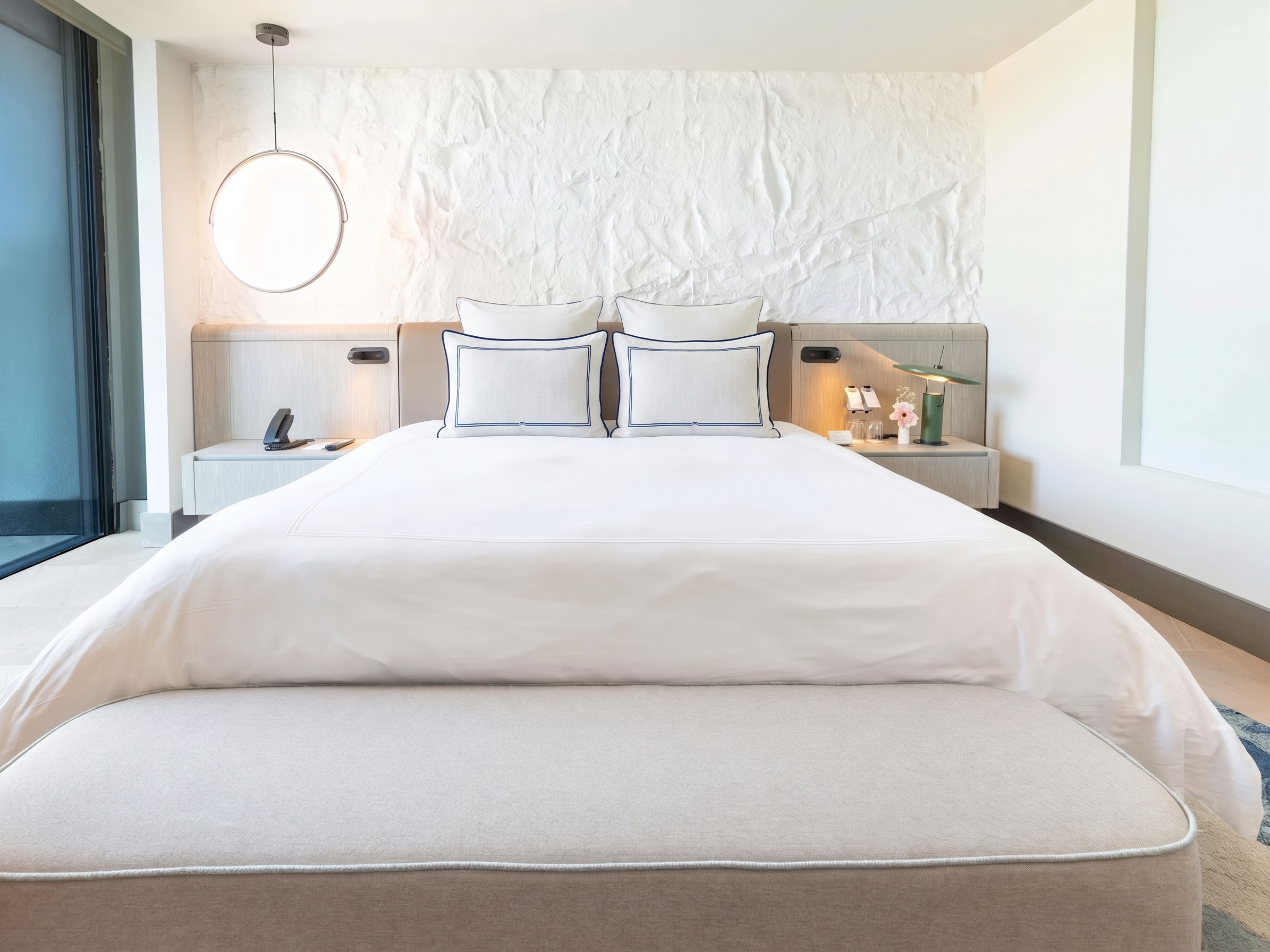 Artstone | Swissôtel Resort & Spa Çeşme otel odasında Roca Blanca kaya duvar paneli uygulaması