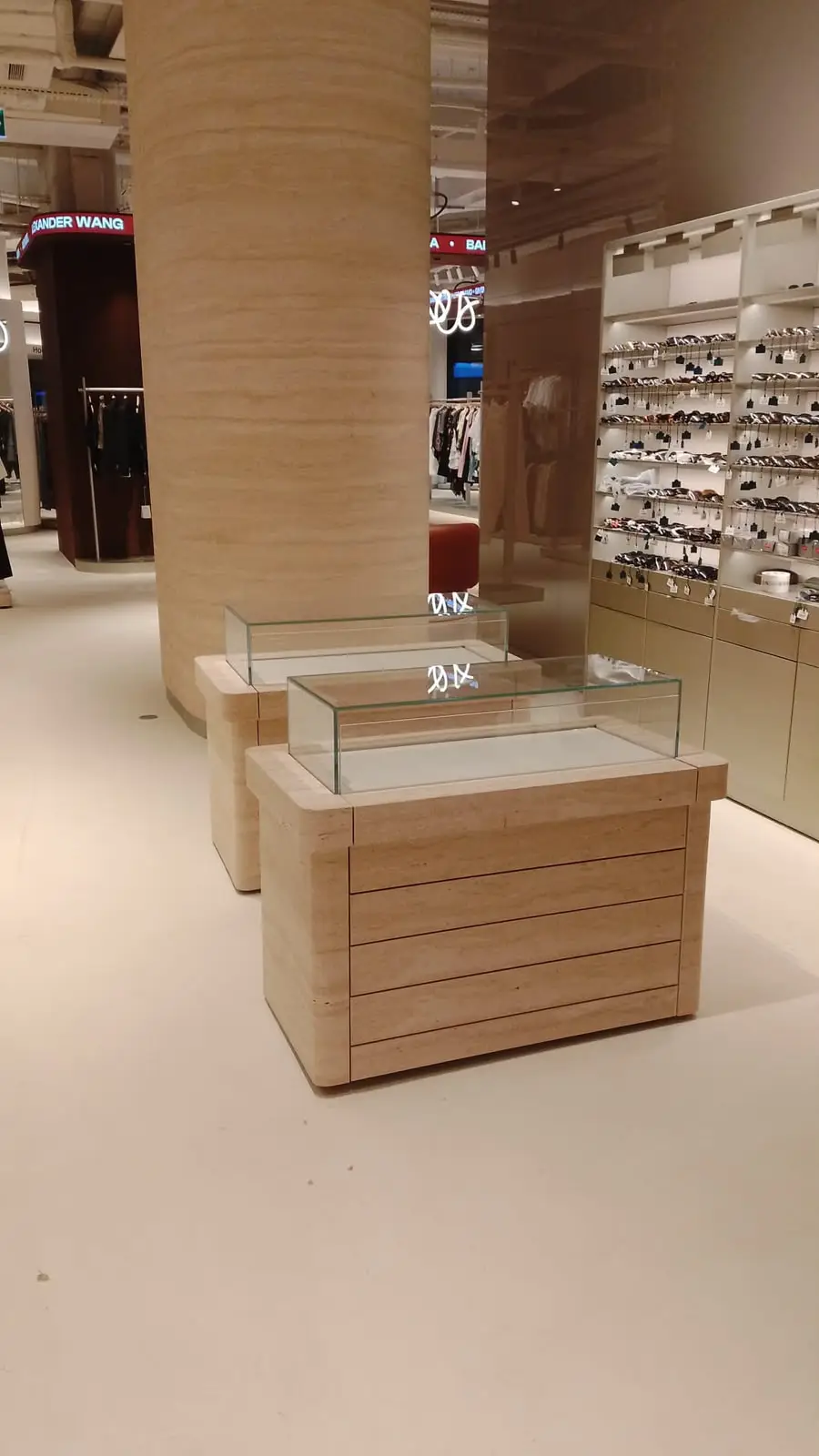 Artstone | Beymen Florentia Village mağazasında Artstone dekoratif duvar panelleri ve Sillyon Travertine sergileme üniteleri