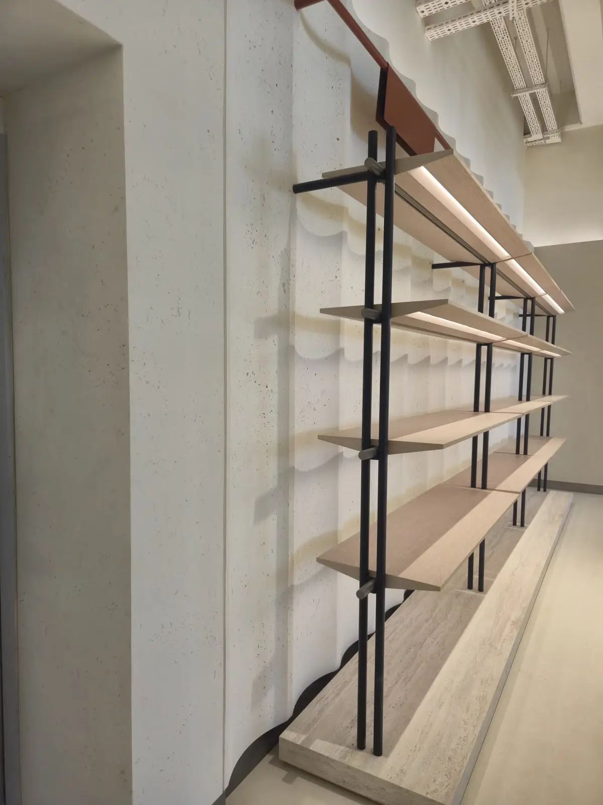 Artstone | Arch and Rammed wall surfaces with Sillyon Travertine display units at Beymen’s new Florentia Village store