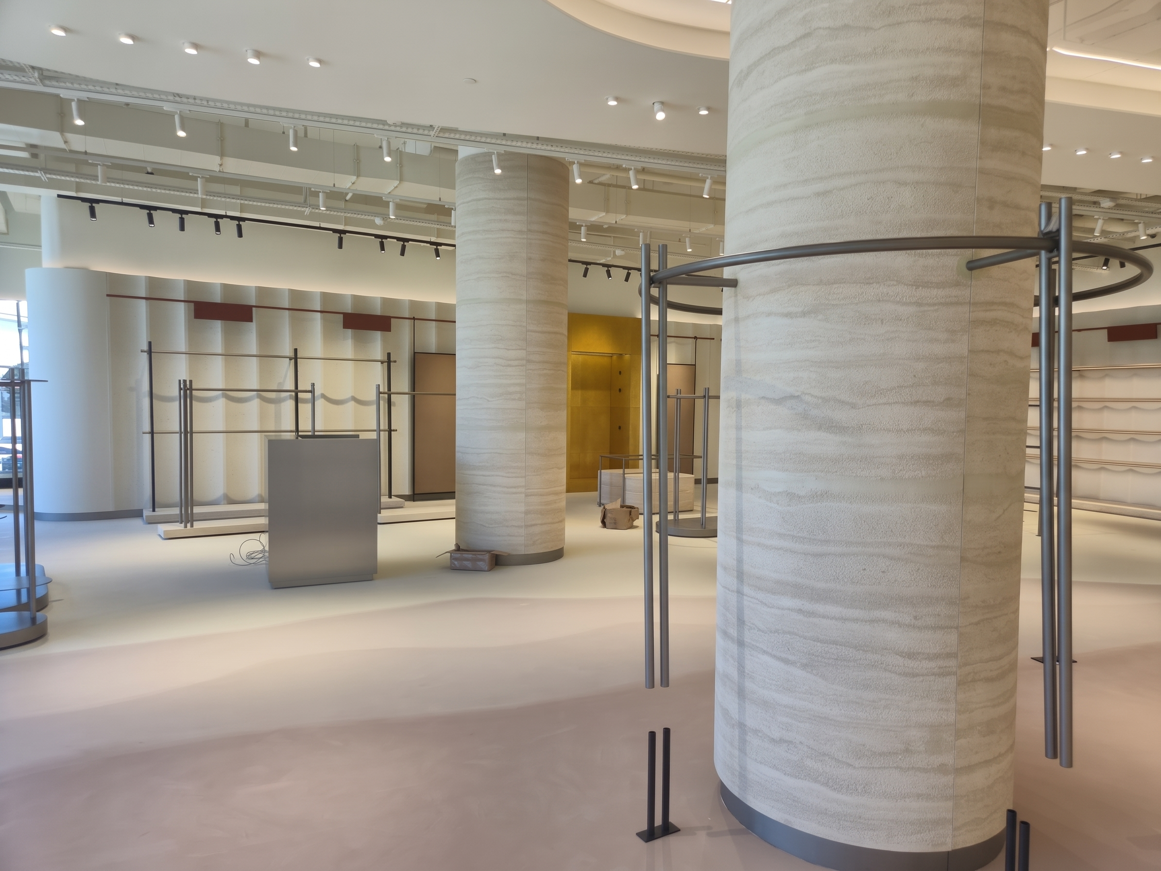 Artstone | Beymen Florentia Village mağazasında Artstone dekoratif duvar panelleri ve Sillyon Travertine sergileme üniteleri