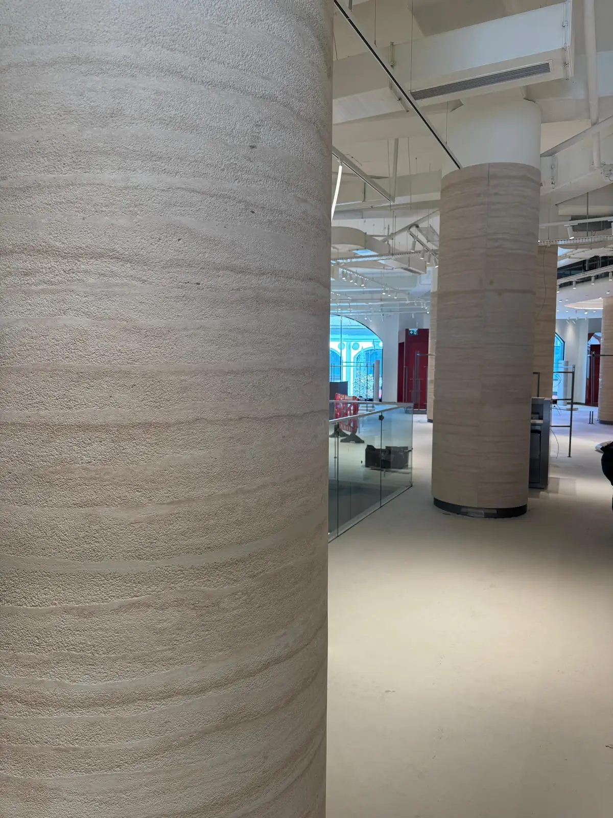 Artstone | Arch and Rammed wall surfaces with Sillyon Travertine display units at Beymen’s new Florentia Village store