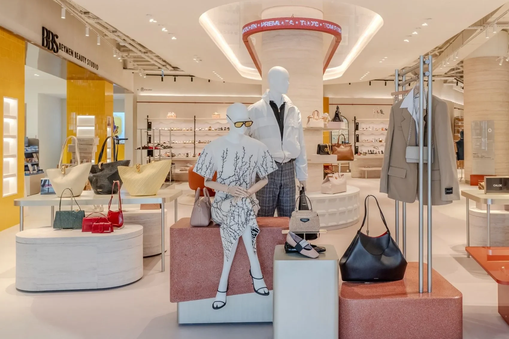 Artstone | Beymen Florentia Village mağazasında Artstone dekoratif duvar panelleri ve Sillyon Travertine sergileme üniteleri