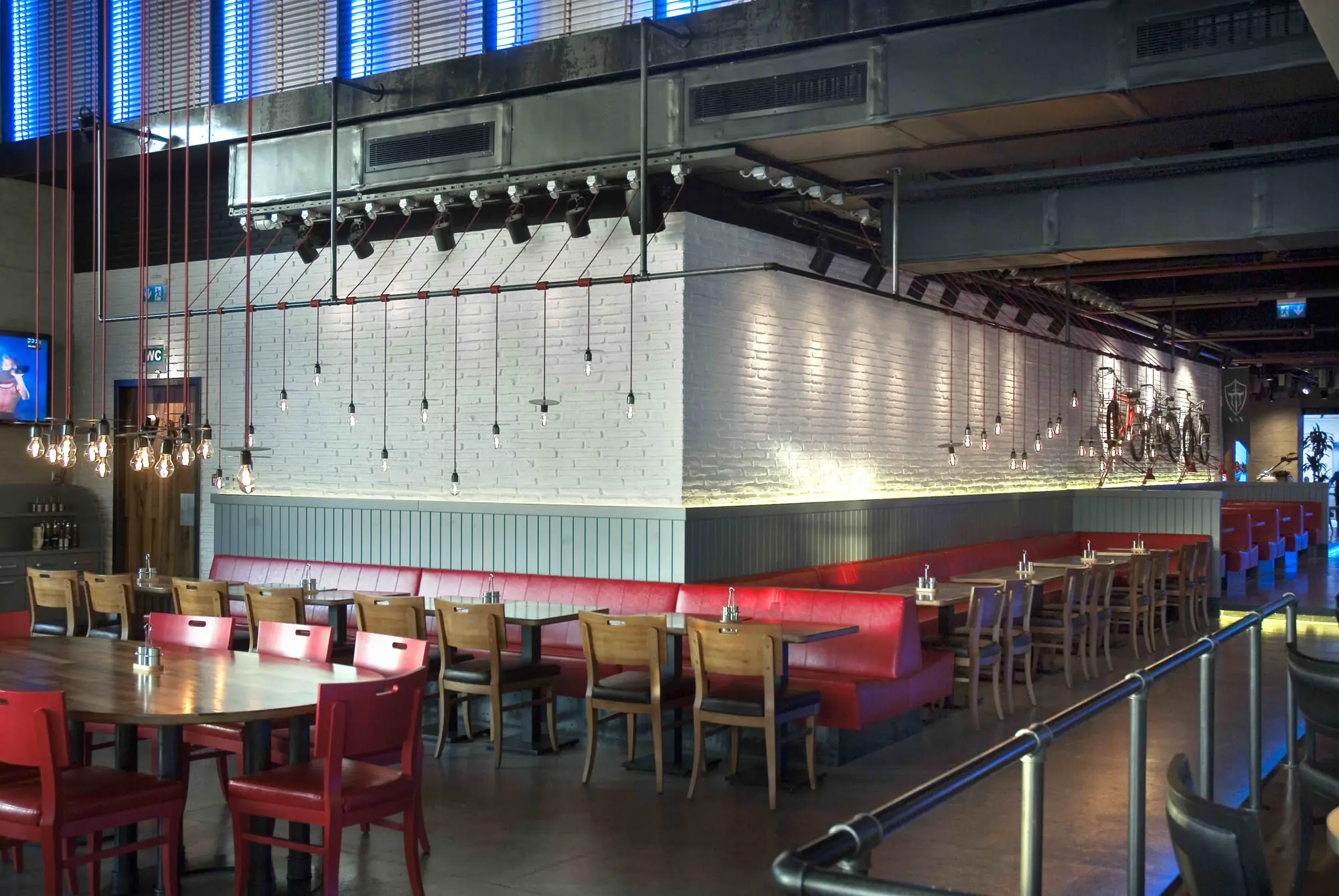 Artstone | Brasserie Polonez Duvar Paneli Uygulaması.