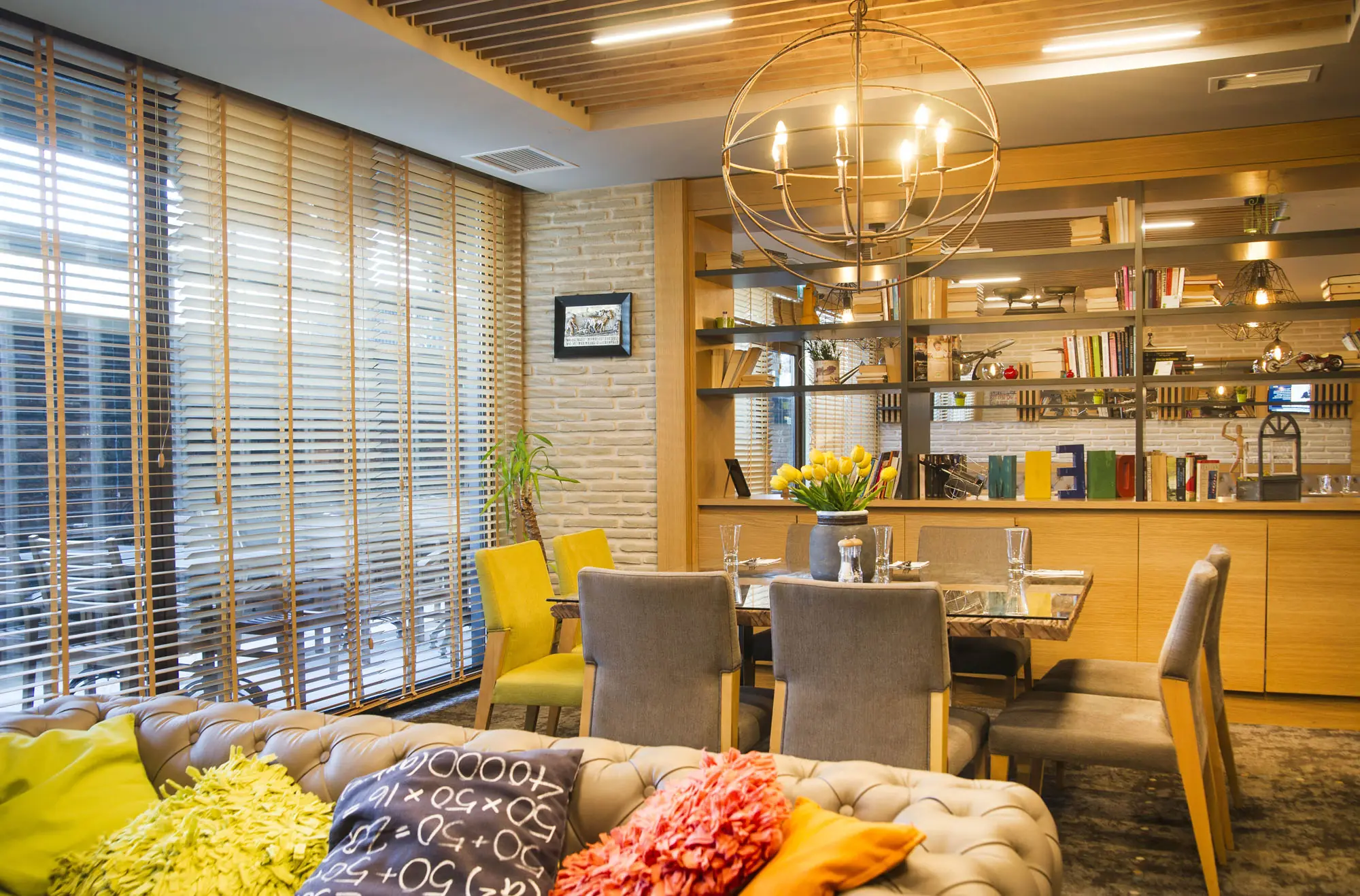 Artstone | Holiday Inn Hotel Duvar Paneli Uygulaması.