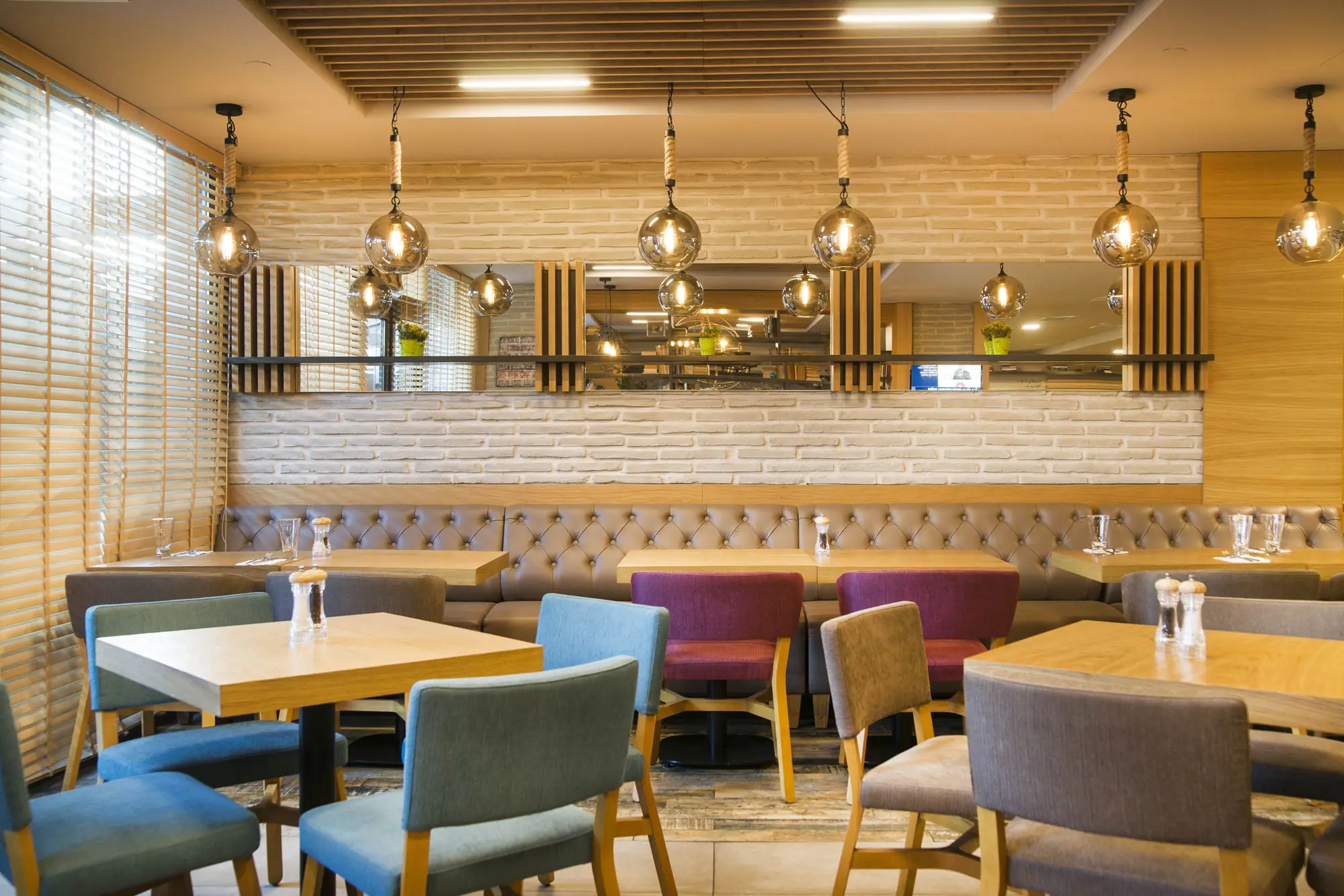 Artstone | Holiday Inn Hotel Duvar Paneli Uygulaması.