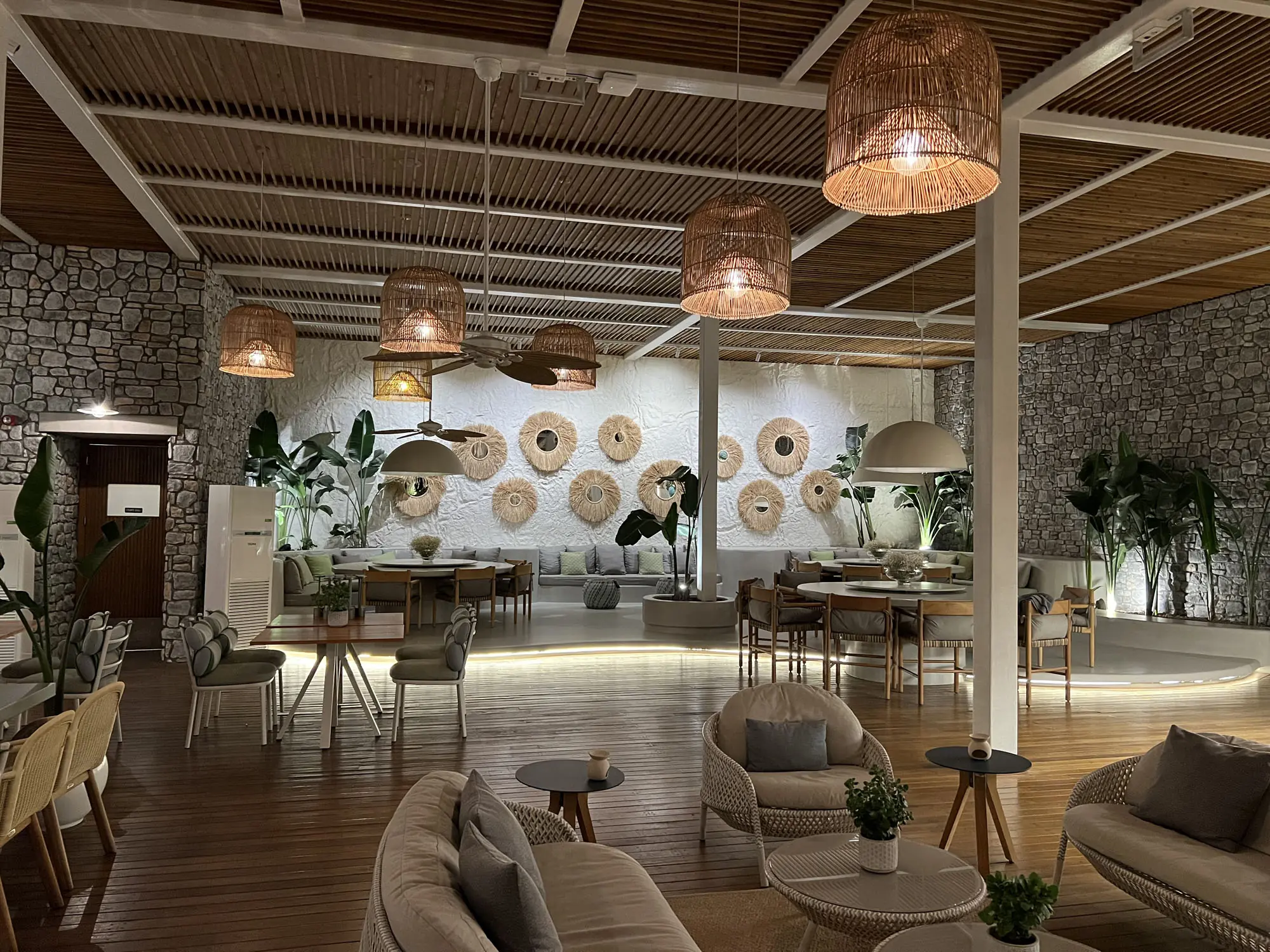 Artstone | Alia by Regnum Carya Hotel Duvar Paneli Uygulaması.